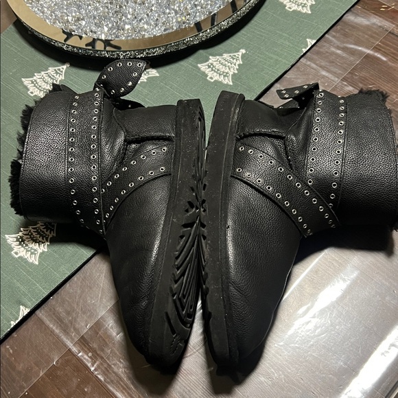 UGG Black Leather Grommet Bailey Bow Leather Boots Size 9 - Picture 8 of 10